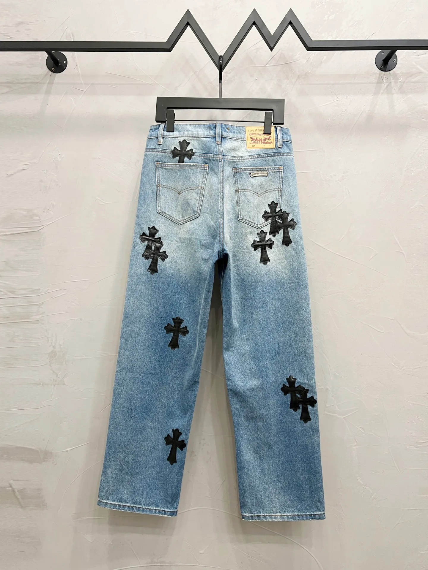 P200 Style Number: [M927] Chrome Hearts & Chrome Hearts 25ss Black Cross Patch Leather Jeans Chrome Hearts’ logging pants are here! ! ! CH Croix Heart Double Knee Cross Patch Leather Bo1 Style Logging Pants Straight-leg Work Pants B136 Croix Heart Cross Sanskrit Overalls Price 24W Level, patchwork cross pattern embellishment, high-waisted washed jeans! ! Absolutely high-end luxury products, 1.9W level god-level single products, super popular products, made by top heavy industry, not to be missed. About Zangyin, this is an extremely luxurious fashion brand, which can also be called the nobles of the high street. It has always been an exclusive brand of some hipsters or rich second generation. Compared with ordinary high streets, it is more luxurious and noble. Compared with luxury brands, it has a more fashionable personality and has always been a brand that I have a special liking for. Imported yarn is custom-woven into a high-density twill canvas, which ensures a crisp silhouette while also making the fabric feel very delicate. It follows the B01 classic silhouette, with a crisp and stylish upper body. The ready-made garments are stone-ground and fermented and can be matched with any style. Buttons and zinc brushing are washed with genuine YKK retro metal products. Double-layered canvas on the front. Perfect details. All hardware is perfect. Size: 30-32-34-36 Color: blue pants and black leather